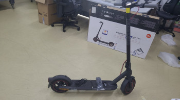 XIAOMI 4 PRO 700 W ELEKTRIKLI SCOOTER(OUTLET)